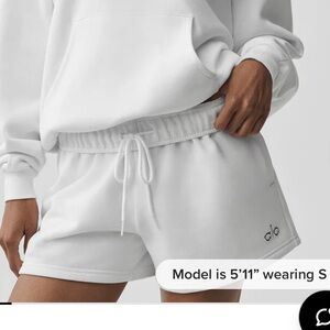ALO Yoga White accolade shorts - size xs - new without tags - never worn